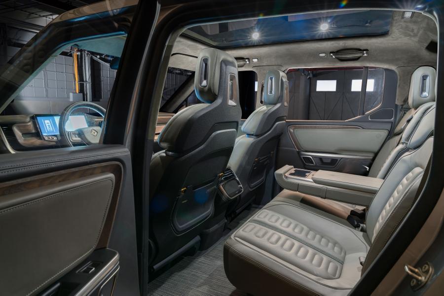 Интерьер Rivian R1T 2018 года  (фото 11 из 58)